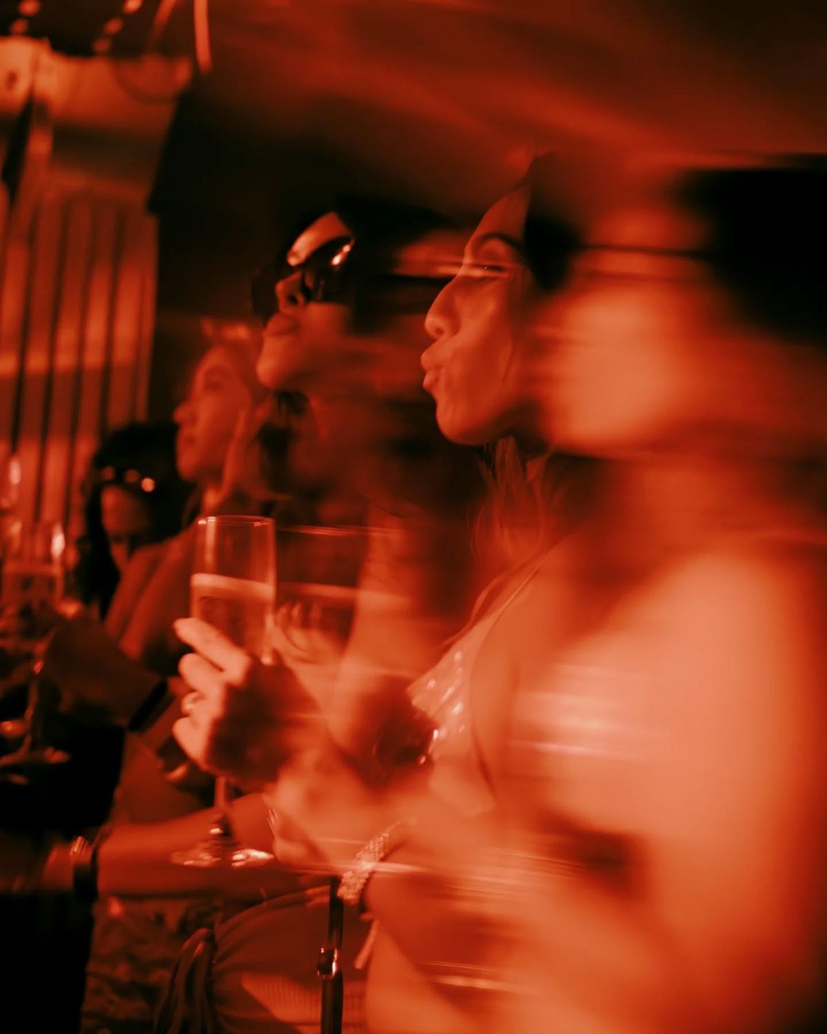 Partybesucherinnen im roten Licht