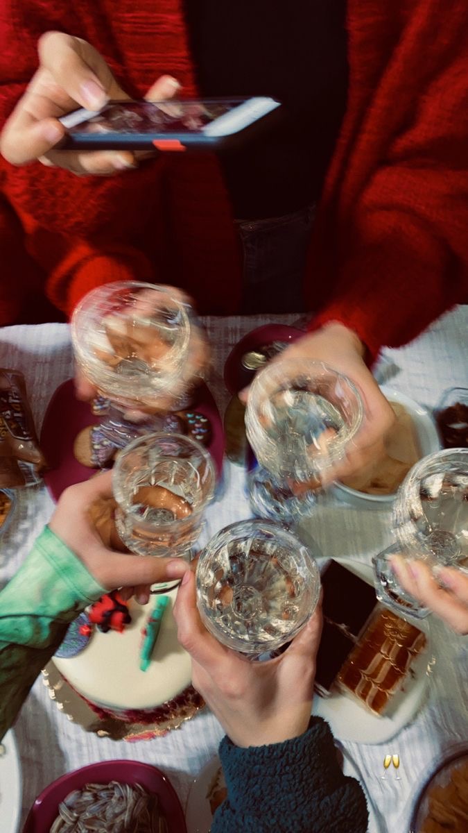Freunde stossen gemeinsam mit Drinks an