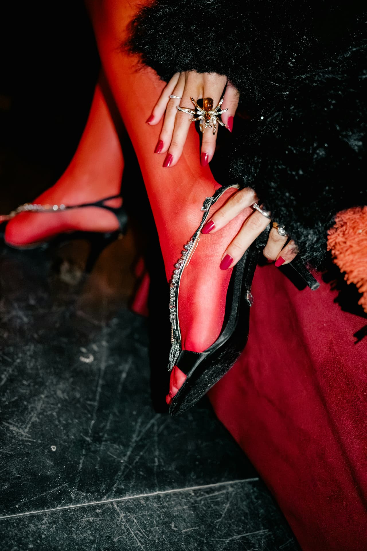 Rote Abendschuhe und Schmuck