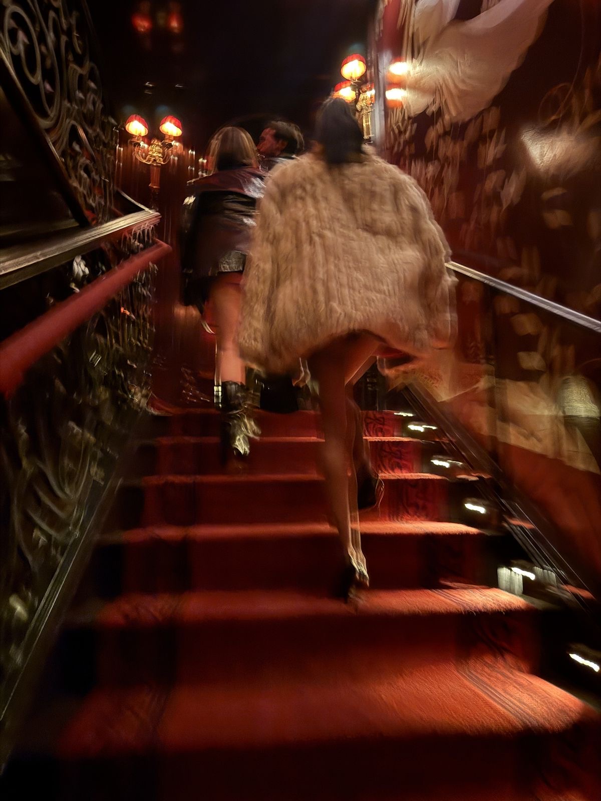 Gäste auf der roten Treppe zum Club