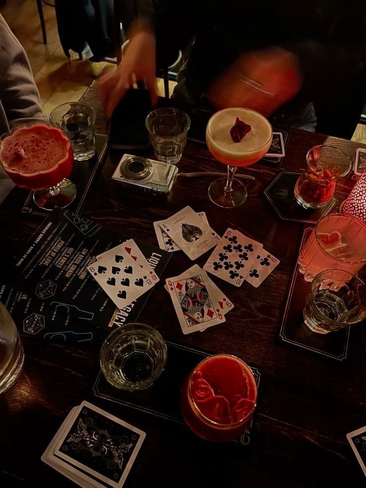 Drinks und Spielkarten auf einem Tisch