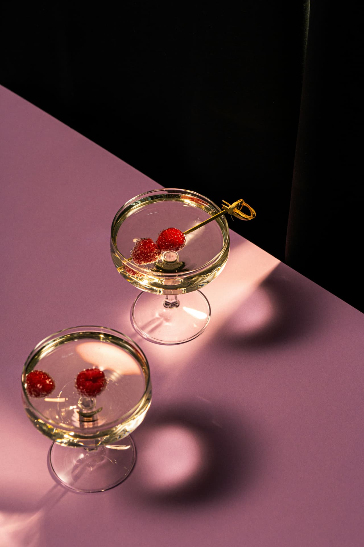 Zwei Drinks mit Himbeeren im Abendlicht