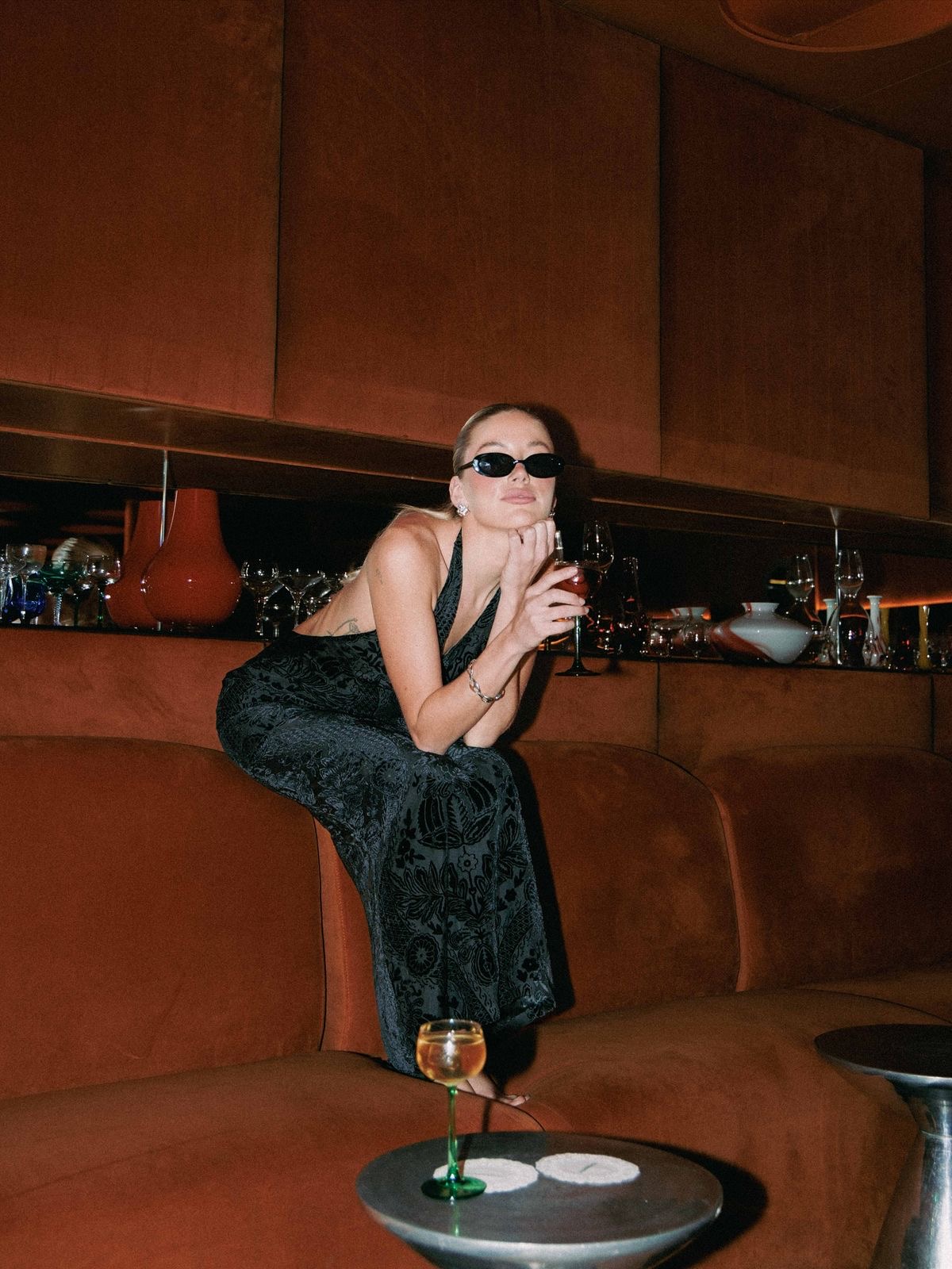 Besucherin mit Drink in der Lounge
