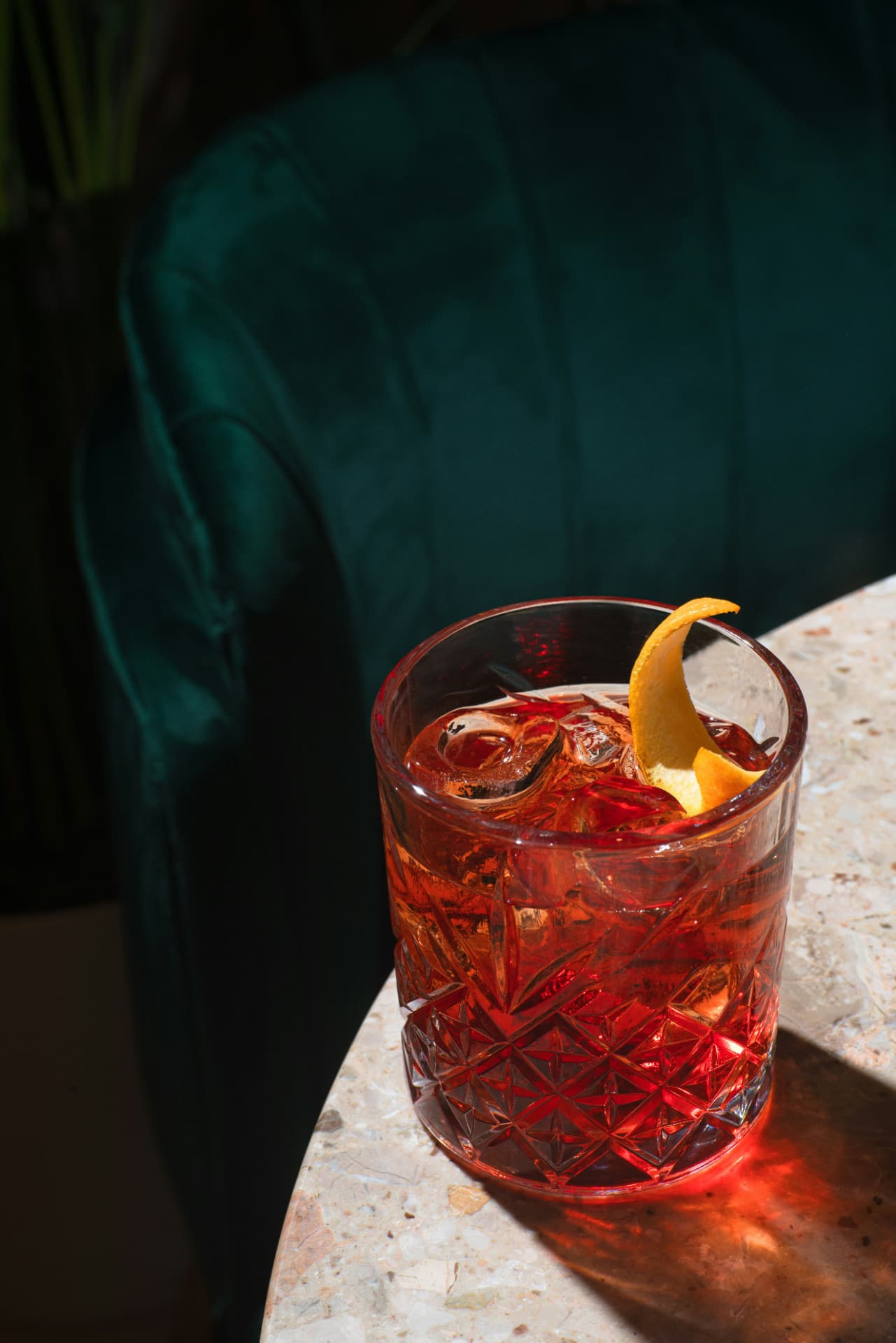 Roter Cocktail mit Orangenzeste